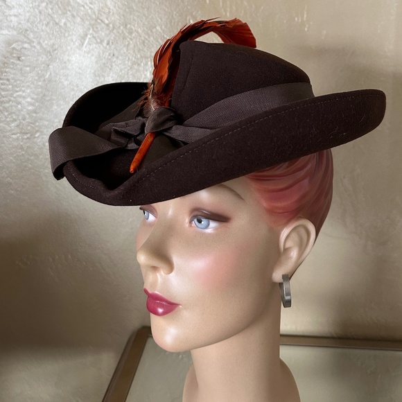 DELIGHTFUL 1940s\' BROWN FELT TILT FEDORA WITH WIDE BRIM + ORANGE CURLED FEATHERS main image 6